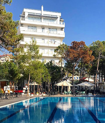 Hotel Bonita 5* se nalazi u okrugu Golem. Sve sobe sa bočnim pogledom na more i balkonom. Hotel posluje sa uslugom All Inclusive. Posjeduje poluolimpijski bazen i privatnu plažu s nalazi se u prvom redu do mora. Obroci se služe u hotelskom restoranu na bazi švedskog stola, a u All Inclusive su uključena lokalna točena bezalkoholna i alkoholna pića koja se služe na bazenskom baru od 10:00 – 22:00. U cijenu smještaja uključeno je korištenje ležaljki i suncobrana na bazenu i na plaži. Hotel posjeduje i plažni bar čije korištenje nije uključeno u cijenu smještaja, kao i A-la card restoran čije se korištenje također dodatno plaća.