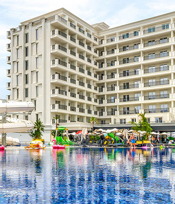 Hotel Bonita Luxury 5* se nalazi u okrugu Golem. Sve sobe sa balkonom. Hotel posluje sa uslugom All Inclusive. Posjeduje vanjski bazen i privatnu plažu, i aqua park, a plaža se nalazi ca 200 metara mora. Obroci se služe u hotelskom restoranu na bazi švedskog stola, a u All Inclusive su uključena lokalna točena bezalkoholna i alkoholna pića koja se služe na bazenskom baru od 10:00 – 22:00. U cijenu smještaja uključeno je korištenje ležaljki i suncobrana na bazenu i na plaži. Hotel posjeduje i plažni bar čije korištenje nije uključeno u cijenu smještaja, kao i A-la card restoran čije se korištenje također dodatno plaća.