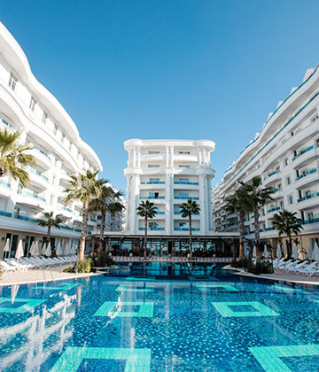 Grand Blue Fafa hotel se nalazi u okrugu Golem, te uz samu plažu. Posjeduje otvoreni bazen i privatnu plažu na kojima su Vam kao gostima obezbijeđene ležaljke i suncobrani. Hotel posluje na bazi all Inclusive usliuge i posjeduje All Inclusive restoran, kao i a-la card restoran ( uz dodatnu naplatu ). Pića u okviru all Inclusive ( lokalna točena alkoholna i bezalkoholna pića ) se služe na bazenskom baru. Korištenje plažnog bara nije uključeno u cijenu i dodatno se naplaćuje. Sve sobe se nalaze u bloku B, C ili D sa balkonom sa bočnim pogledom na more.