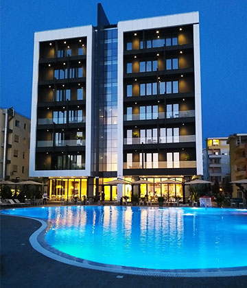 Hotel Supreme 5* nalazi se u okrugu Qerret. Hotel otvoren 2020 godine, moderno opremljen, sve sobe sa bočnim pogledom na more i balkonom. Hotel posluje sa uslugom All Inclusive. Posjeduje veliki bazen i privatnu plažu s nalazi se u prvom redu do mora. Obroci se služe u hotelskom restoranu na bazi švedskog stola, a u All Inclusive su uključena lokalna točena bezalkoholna i alkoholna pića koja se služe na bazenskom baru od 10:00 – 22:00. U cijenu smještaja uključeno je korištenje ležaljki i suncobrana na bazenu i na plaži, a hotel obezbjeđuje i peškire za plažu. Hotel posjeduje i plažni bar čije korištenje nije uključeno u cijenu smještaja, kao i A-la card restoran čije se korištenje također dodatno plaća.