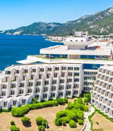 Grand Hotel Neum je hotel sa dugogodišnjom tradicijom, veliki je i luksuzni hotel u Neumu sa kompletnom turističko-ugostiteljskom ponudom. Savremen dizajn, prekrasan pogled na more te mnoštvo dodatnih sadržaja čine ga idealnim mjestom za odmor, opuštanje i uživanje. 