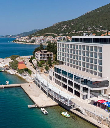 Hotel Vapore se nalazi u predivnom gradu Neumu u Bosni i Hercegovini. Smješten je uz sam rub plaže, te nadomak kristalnog Jadranskog mora koje svojom ljepotom nikoga ne ostavlja ravnodušnim. Hotel možete posjetiti tijekom cijele godine, uživajući u mirnom odmoru i uz zvukove valova. Svoj potencijal dovodi na maksimum s dolaskom sunčanih dana i dugih ljetnih noći. Zvuk valova, upijanje sunčevih zraka i vrhunska usluga čine dovoljan razlog da Vaše ljetovanje provedete u ovom hotelu. Iskusite čaroliju koja će pobuditi unutarnji mir u Vama. 