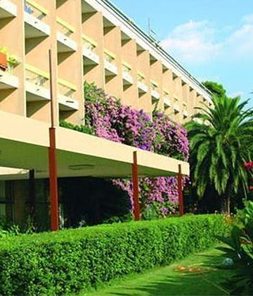 Bujna mediteranska vegetacija, prekrasna šljunčana plaža s kristalno čistim morem, novouređene sobe aneksa,
		šetnica uz more, čine zelenu oazu hotel Alem idealnom destinacijom za sve goste željne netaknute prirode,
		mira i tišine. 