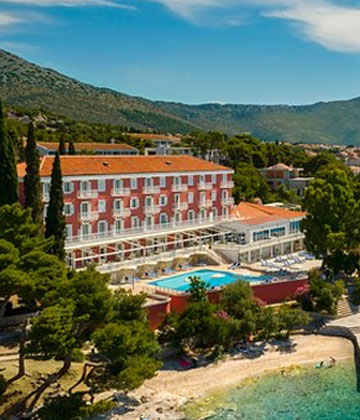 Objekt Aminess Casa Bellevue nalazi se uz plažu u Orebiću, a obuhvaća 4 zgrade nazvane po poznatim vinima s poluotoka Pelješca. Sve sobe okrenute su prema moru. U cijelom objektu na raspolaganju je besplatan WiFi. Sve su sobe klimatizirane te sadrže balkon, TV ravnog ekrana sa satelitskim programima i vlastitu kupaonicu s tušem i sušilom za kosu. Objekt Near Aminess Casa Bellevue uključuje vanjski bazen i restoran koji poslužuje jela domaće kuhinje na švedskom stolu. U cijenu obroka uključena su pića..