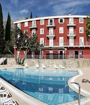 Šarmantni hotel Aminess Bellevue izgrađen je ranih 30-ih godina kao prvi hotel na poluotoku Pelješcu, a potpuno je obnovljen u ljeto 2016. godine. Smješten je u borovoj šumi, samo 500 metara od centra Orebića na jugozapadnom dijelu poluotoka Pelješca i 50 metara od šljunčane plaže s pogledom na kristalno čisto tirkizno Jadransko more.