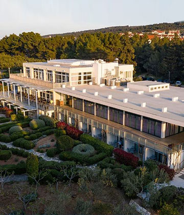 Aminess Casa Velaris skrivena je u najljepšem mediteranskom vrtu na otoku Braču, nekih 20 minuta šetnje od centra Supetra. Borova šuma skrivat će vas od sunca dok se spuštate na plažu. Sve što trebate, od restorana i barova do vanjskog bazena, wellnessa i sportskih terena naći ćete unutar Aminess Vival Velaris Resorta. Otkrijte jednostavnost života u jednoj od najljepših uvala na Braču.
Smještaj po osobi sa uslugom POLUPANSION za jedno noćenje