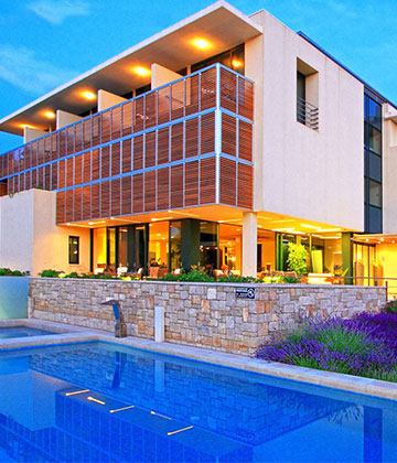 Aminess Vival Velaris Resort okružen je jednim od najljepših vrtova na otoku Braču s više od 16 000 mediteranskih biljaka. Naći ćete ga na 20 minuta od centra Supetra na otoku Braču u vali s pješčanom i šljunčanom plažom. Atmosfera je romantična. Zrak mirišljav. Provozajte se kanuom ili zaronite u modro plavetnilo.
