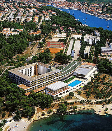Hotel Arkada Sunny by Valamar smješten je uz more, okružen borovom šumom te mediteranskim biljem poput maslina, ružmarina i lavande. Zaljubite se u čudesnu boju Jadranskog mora udaljenog svega nekoliko koraka od hotela. Kombinujte šetnje obalom i vožnje biciklom s posjetom atrakcijama najstarijeg hrvatskog grada – Starog Grada. Otkrijte njegovu fascinantnu historiju dugu više od 2400 godina.