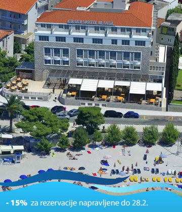 Smješten u Baškoj Vodi, popularnom ljetovalištu na Makarskoj rivijeri, svega nekoliko koraka od mora i plaže koja nosi Plavu zastavu, ovaj nedavno renovirani lifestyle hotel sastoji se od
		72 savremene sobe i apartmana, od kojih neki imaju pogled na more koji oduzima dah.
		Sa jedinstvene terase hotelskog ala carte restorana Del Posto uživate u pogledu na centar
		mjesta dok kušate zdravu mediteransku kuhinju i uz široki izbor najfinijih vina. Fontana SPA
		centar koji se prostire na 800 m2 odvest će vas u svijet potpunog opuštanja, dok najmodernija
		konferencijska dvorana čini idealno mjesto za poslovna okupljanja i sve vrste društvenih
		događanja.