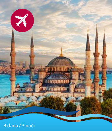 Istanbul, grad koji leži na dva kontinenta, spoj istoka i zapada, kroz svoju bogatu povijest ostavlja neizbrisiv trag na svakog posjetitelja. Ovaj čarobni grad nudi nevjerojatno iskustvo upijanja raznolikosti kultura, arhitekture i okusa. Poznat po svojim impozantnim građevinama kao što su Aja Sofija i Plava džamija, Istanbul odiše duhom prošlosti. Šetajući starim gradom, možete osjetiti miješanje bizantske, osmanske i suvremene arhitekture, stvarajući jedinstvenu atmosferu koja ostavlja bez daha. Nije samo arhitektura ono što Istanbul čini posebnim. Njegove živopisne tržnice poput Velikog bazara pružaju priliku da se uronite u živahnu atmosferu i okuse tisuću začina, te kupite autentične suvenire.